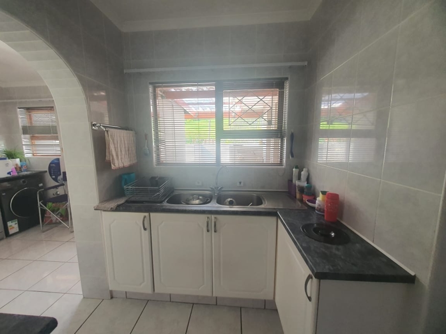 To Let 5 Bedroom Property for Rent in Beacon Bay Eastern Cape